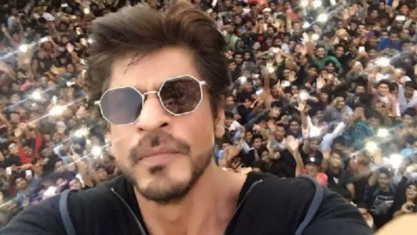 Shah Rukh Khan Treats His Fans Like King; Spends Time Personally With Them